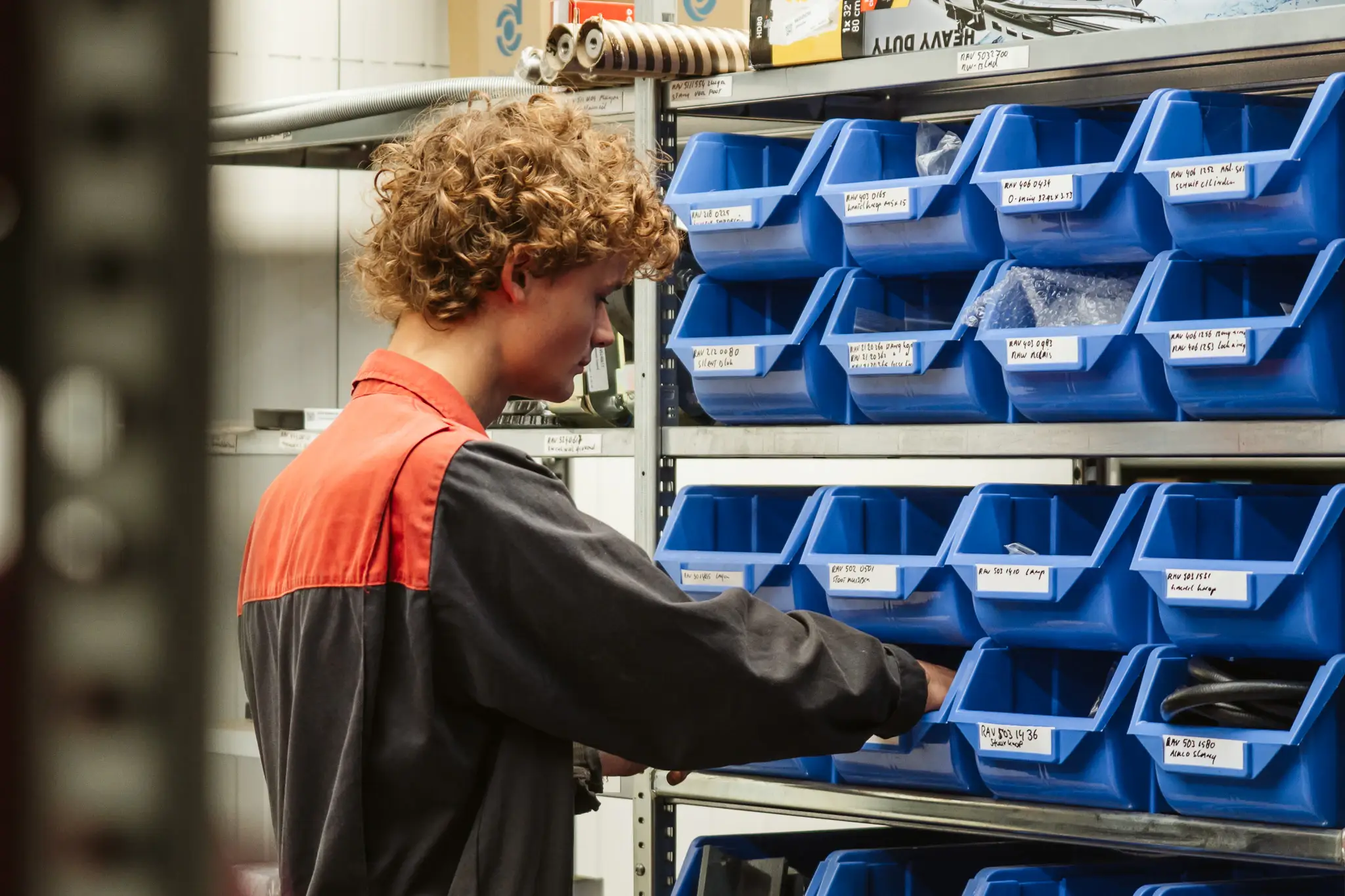 Monteur werkt aan een machine in de werkplaats van Vermech
