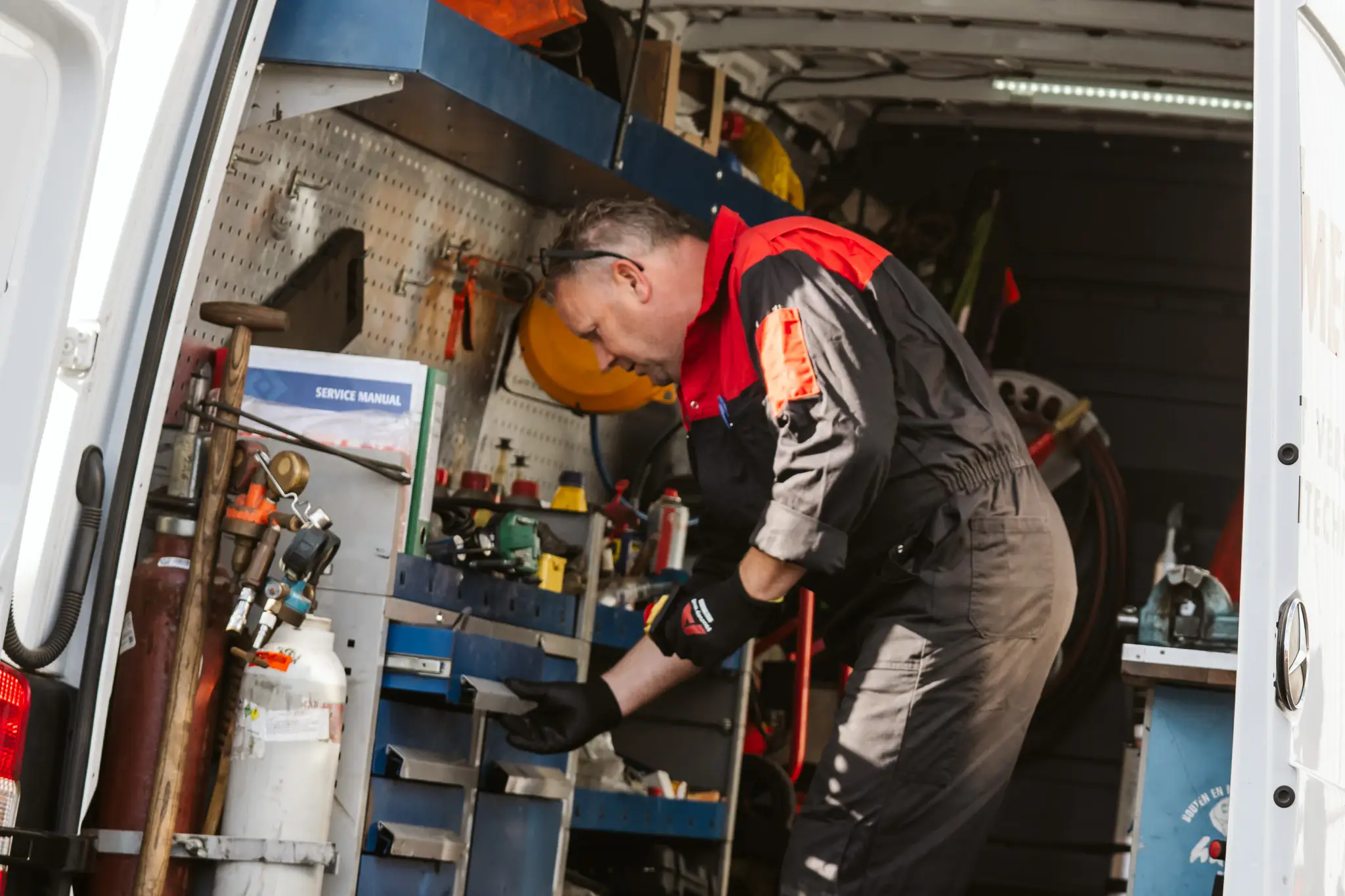 Monteur aan het werk bij een servicebus van Vermech