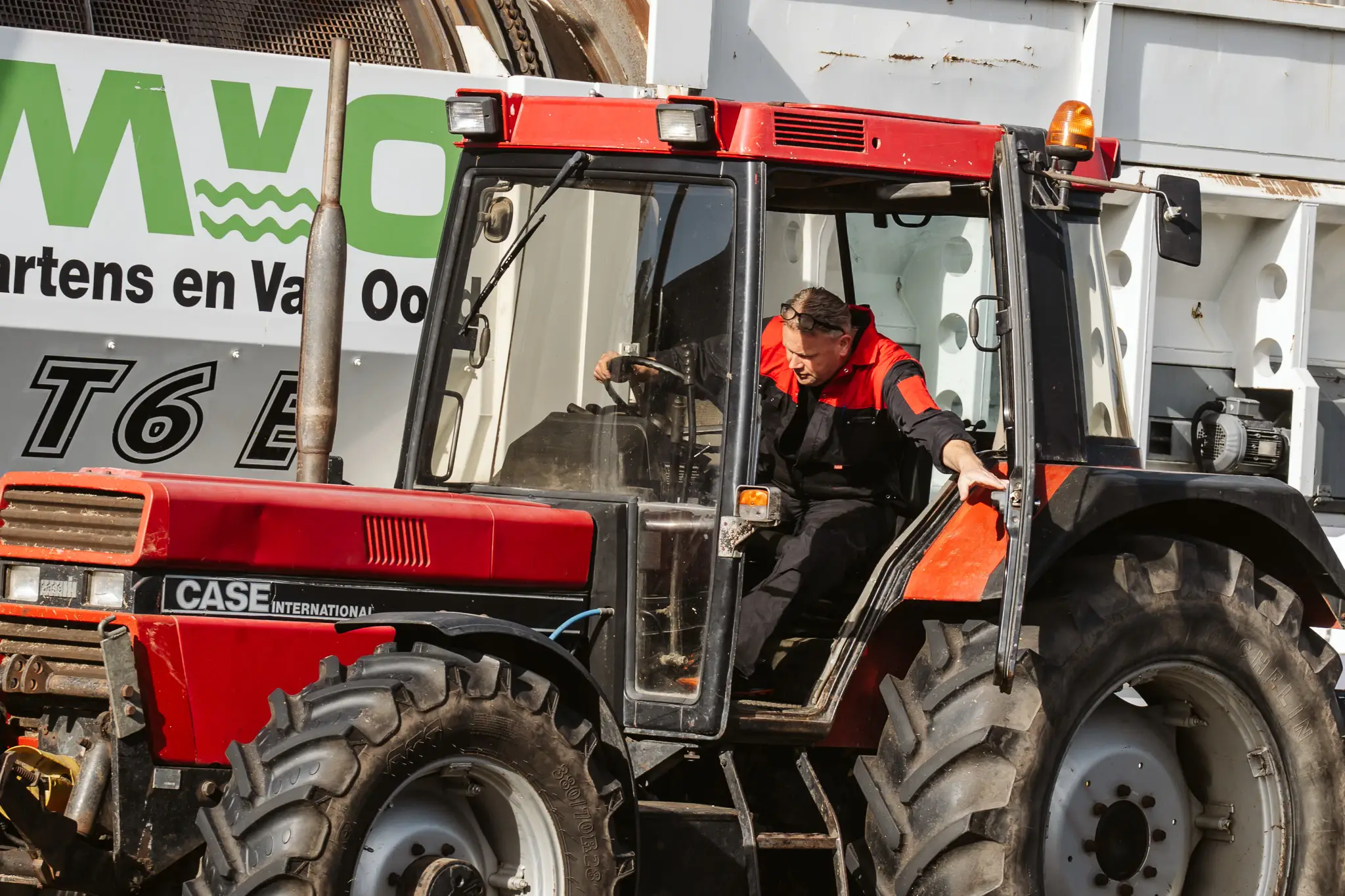 Een monteur werkt aan een tractor