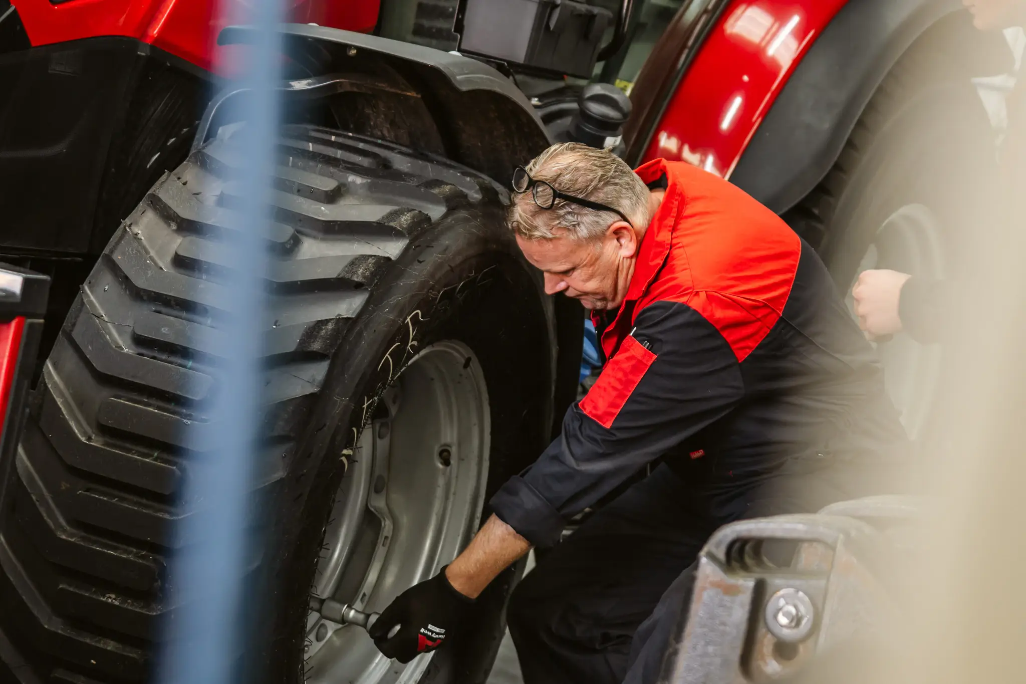 Monteur controleert een wiel van een machine