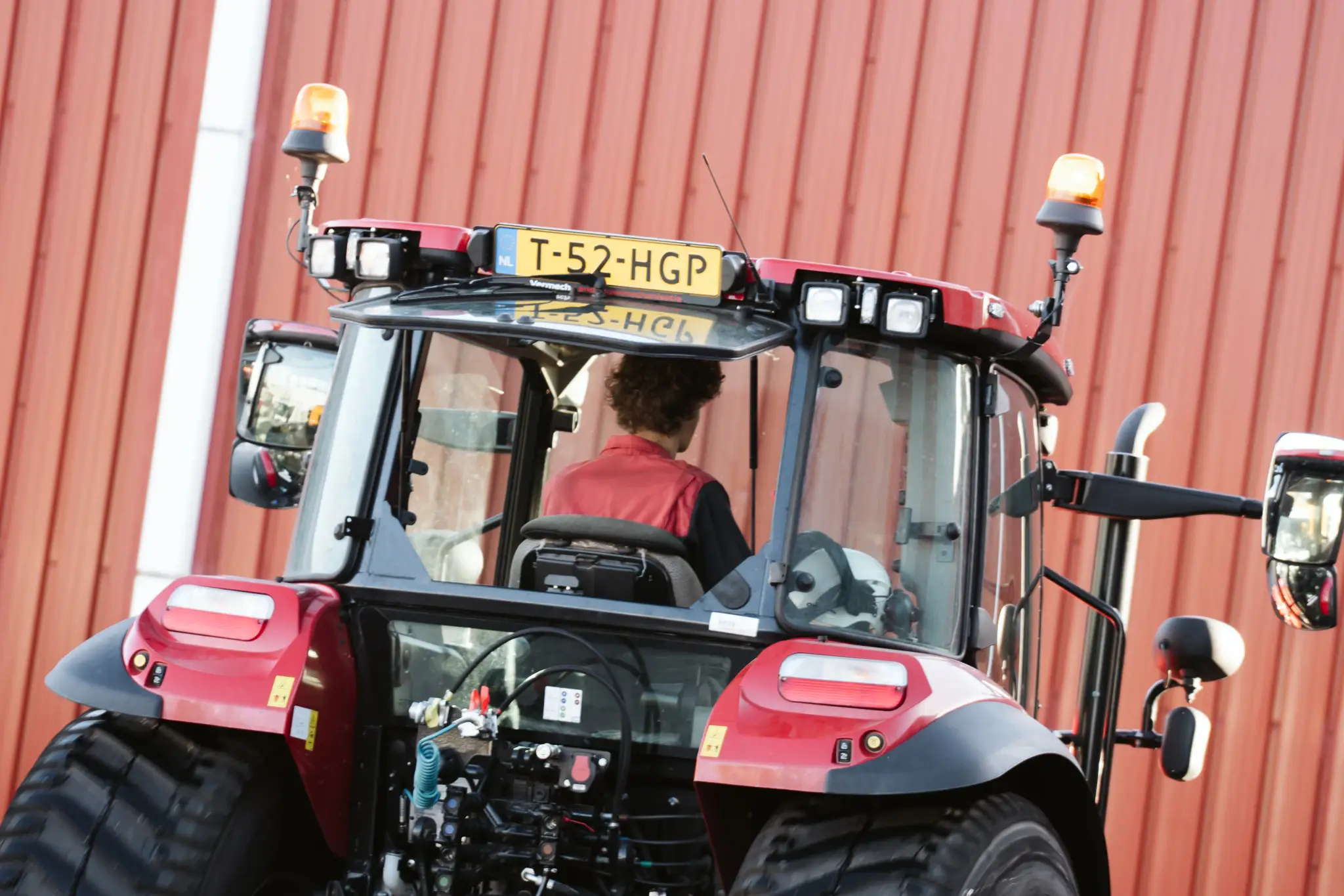 Medewerker in de cabine van een tractor bij Vermech